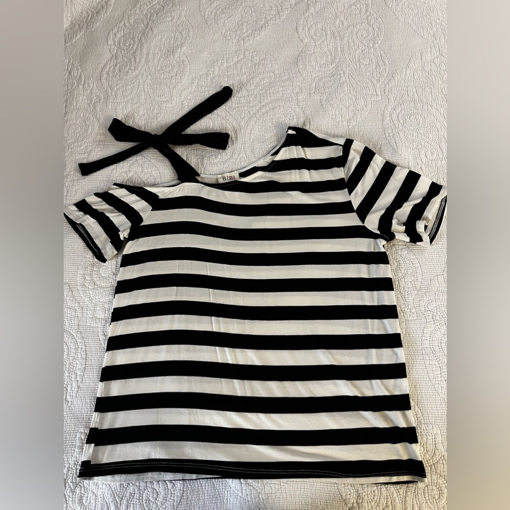 NWT BIBI bow tied cold shoulder top size L